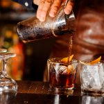 Barman,Pouring,Fresh,Alcoholic,Drink,Into,The,Glasses,With,Ice